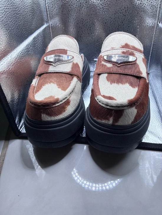 The Nike Air Jordan Mule Cow Print Brown IB1497-001 in size 7 WOMEN - Picture 5 of 10